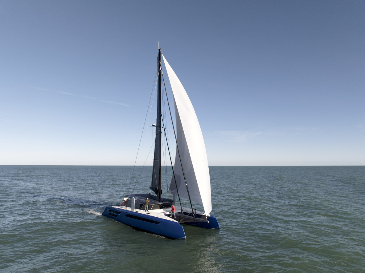 Le gréement standard est en carbone – mât et bôme Axxon. Le génois et la petite trinquette, associés aux dérives, garantissent un excellent rendement au près quelles que soient les conditions de vent. Quant à l’immense gennaker de sortie sur cette photo, il permet d’allonger encore la foulée.