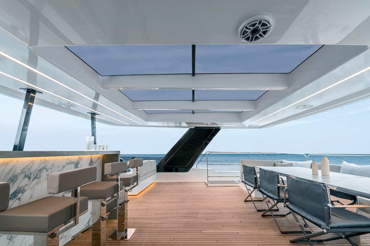 Le flybridge est aménageable à souhait. Sa surface de 60 m² le place sans doute parmi les plus spacieux powercats de 60 pieds.