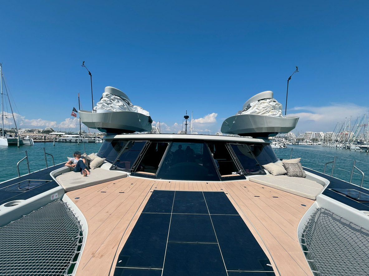 Les balestrons reçoivent la membrane et le mécanisme des ailes quand les mâts sont rétractés.