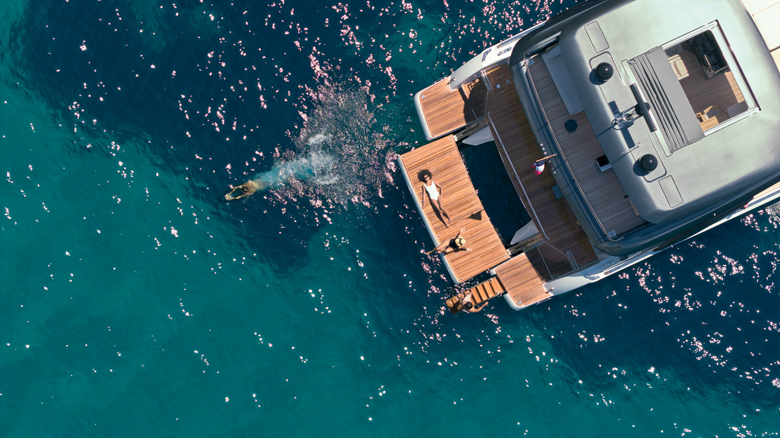 La grande plateforme hydraulique qui s’abaisse à l’aide d’un mécanisme sur rails garantit un accès à l’eau parfait. Elle peut accueillir en outre une très belle annexe.