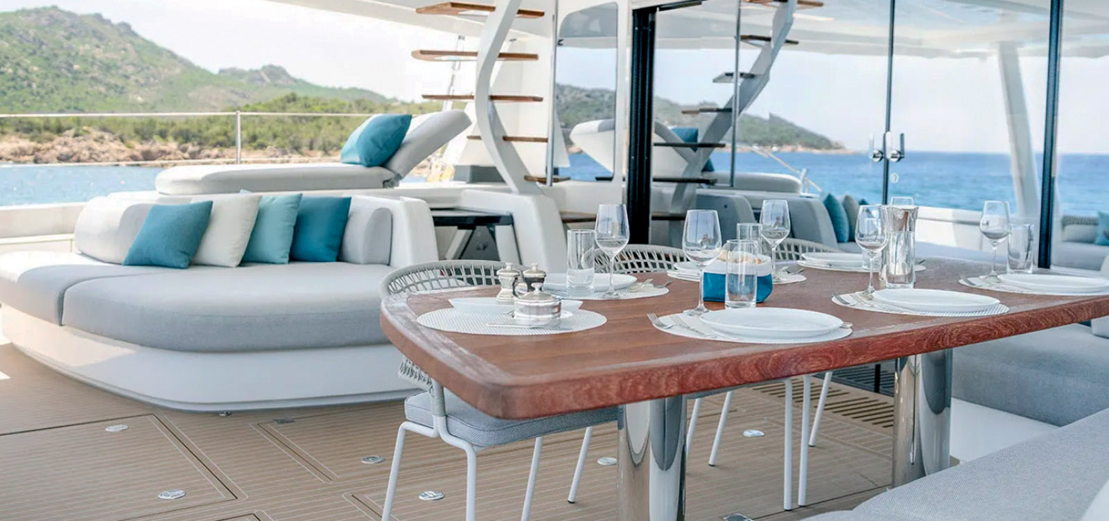 La gastronomie est encadrée par le cabinet de conseil du chef étoilé Alain Ducasse ; à bord, elle est exercée par un chef seychellois.