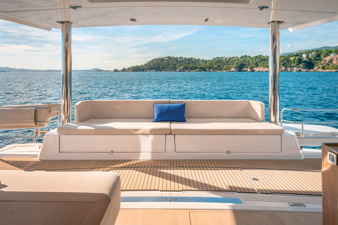 La banquette de poutre arrière est désormais très profonde  et se transforme en sofa.  Comment résister au farniente ? 
