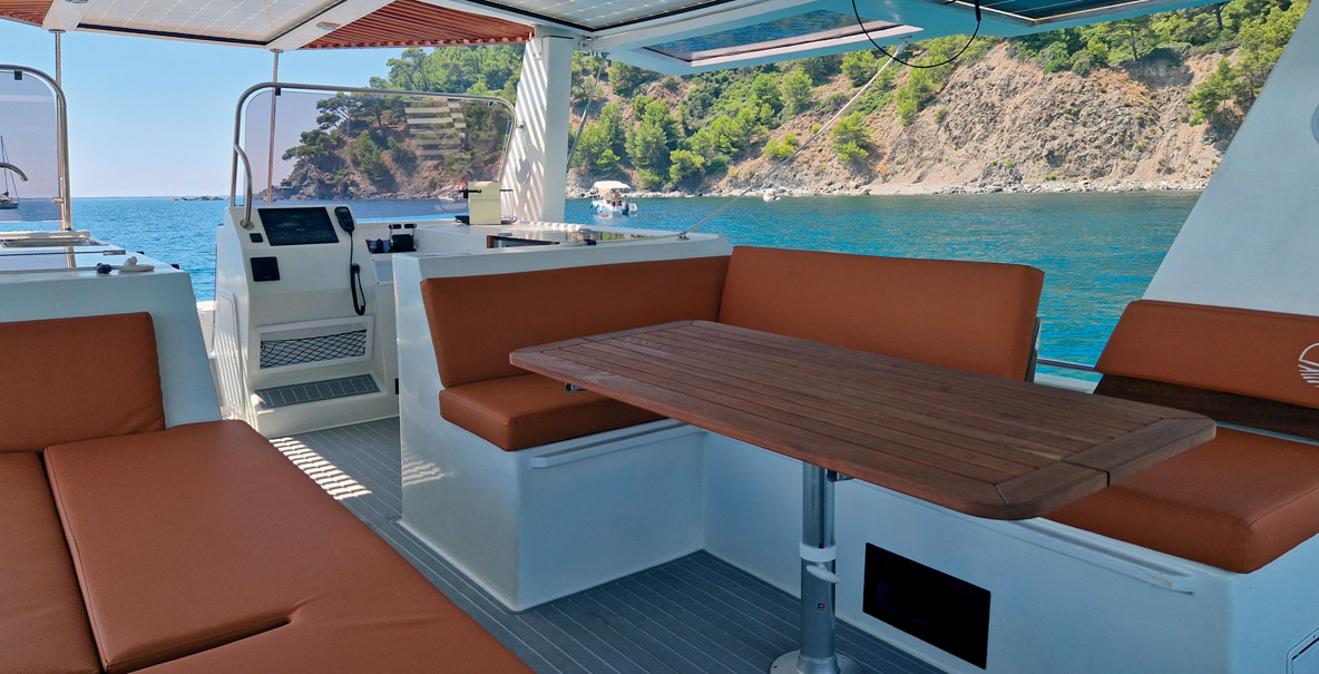 La banquette du carré peut se transformer en couchage double pour la nuit.