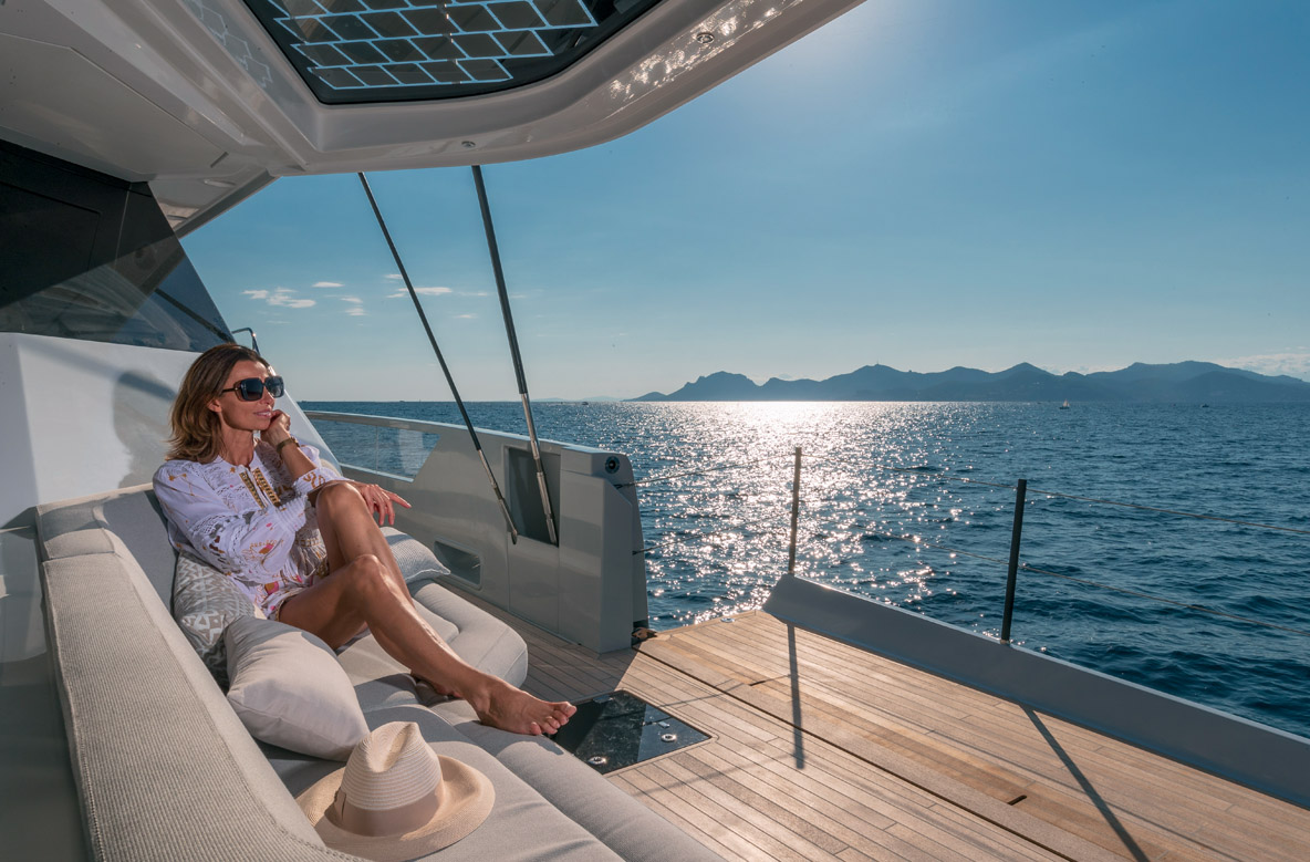 Les pavois ouvrants et les ailes de rouf semi-transparentes ont permis d’aménager des espaces de farniente inédits juste à l’arrière des haubans.