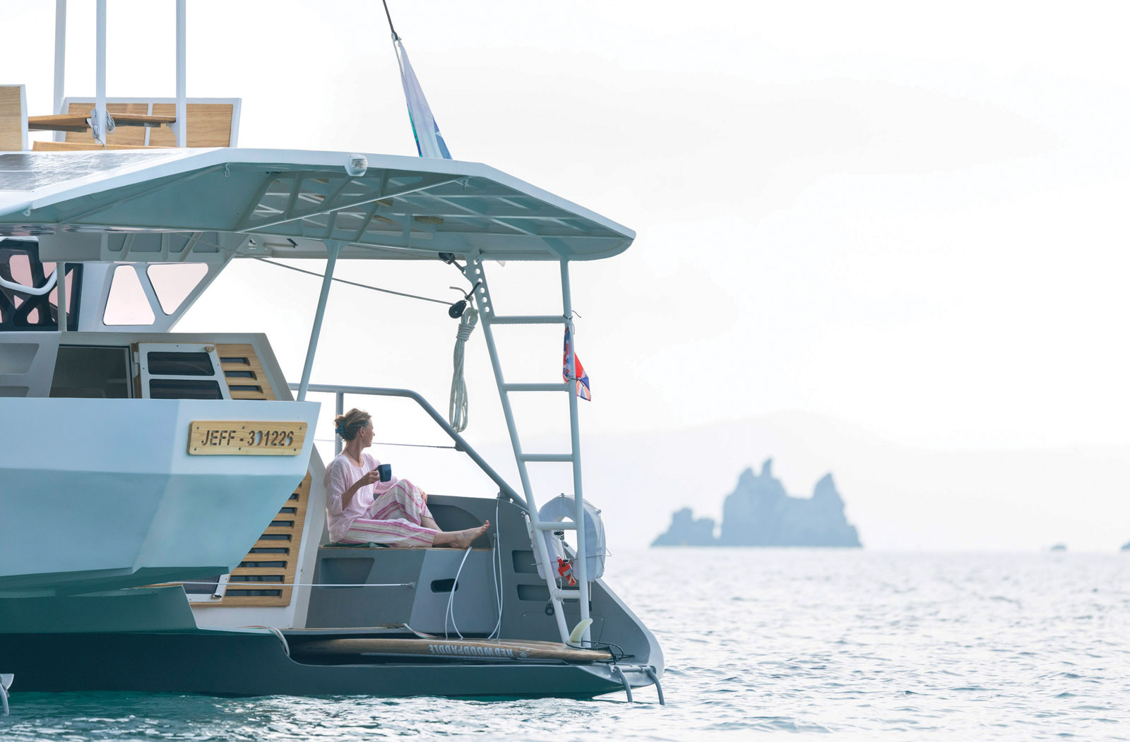 Dans les jupes, un espace est dédié au rangement rapide des planches et autre paddles.