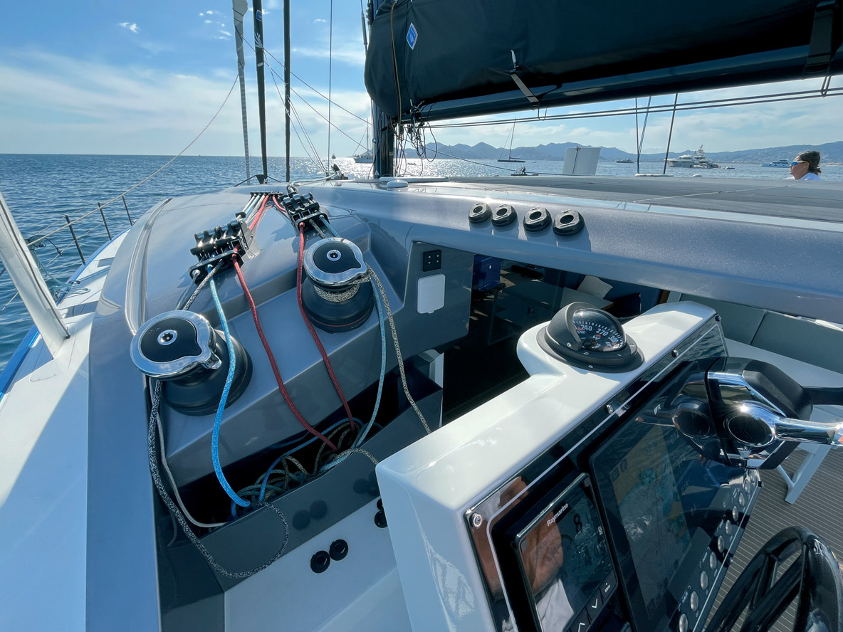 Les postes de manœuvre sont très ergonomiques avec leurs winches inclinés. Les commandes électriques au pied et sur le roof se révèlent très pratiques à l’usage. Sur ce modèle, l’assise du poste de barre est un simple rouleau de mousse, dans la tradition des sport-cruisers les plus dépouillés. Il est toutefois possible de  concevoir un poste de pilotage plus confortable – le chantier  est à votre écoute.