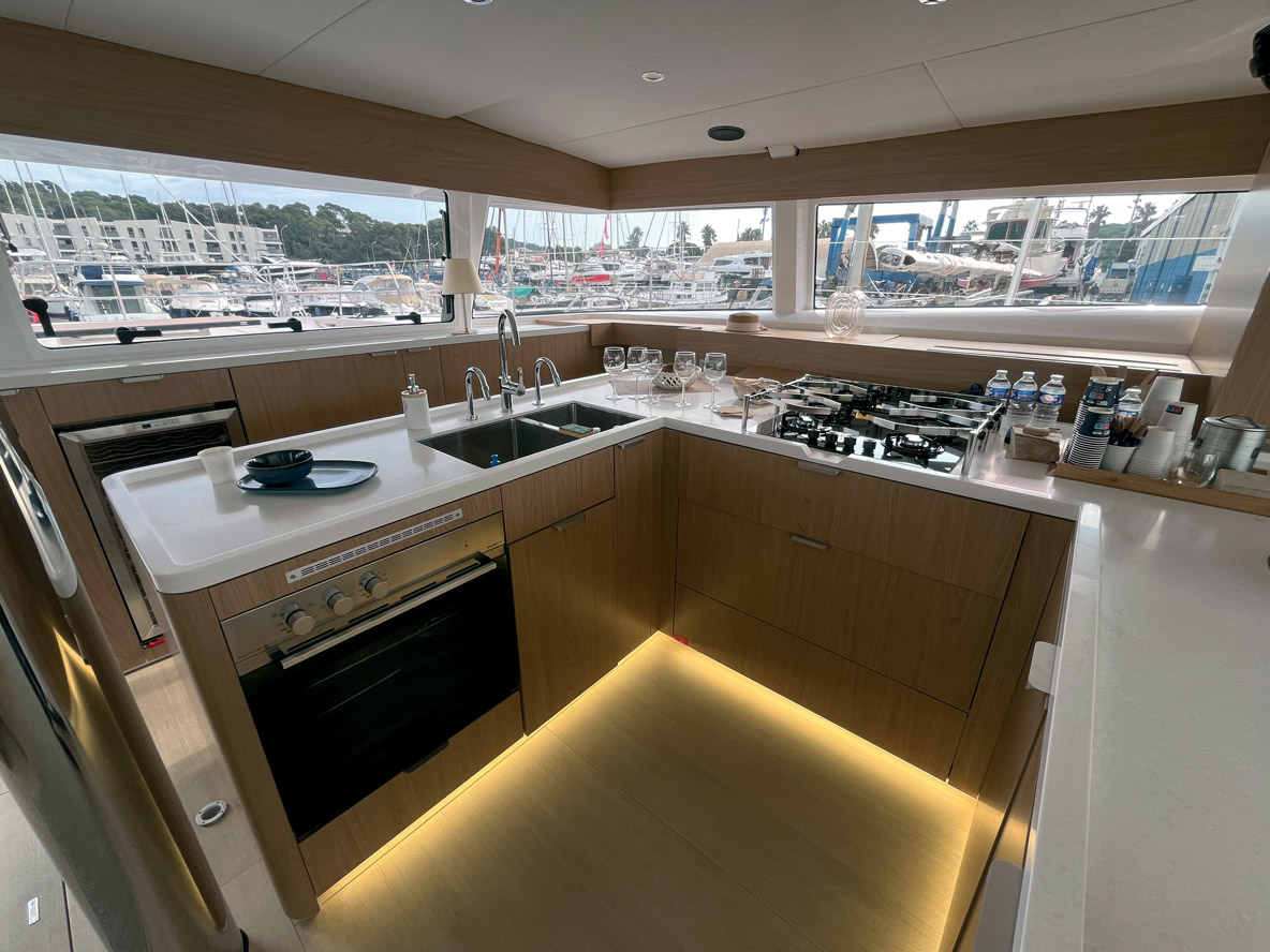 La cuisine centrale est le point névralgique ; notez le plan de travail en U immense qui permet d’œuvrer sans être gêné par la circulation du bord.