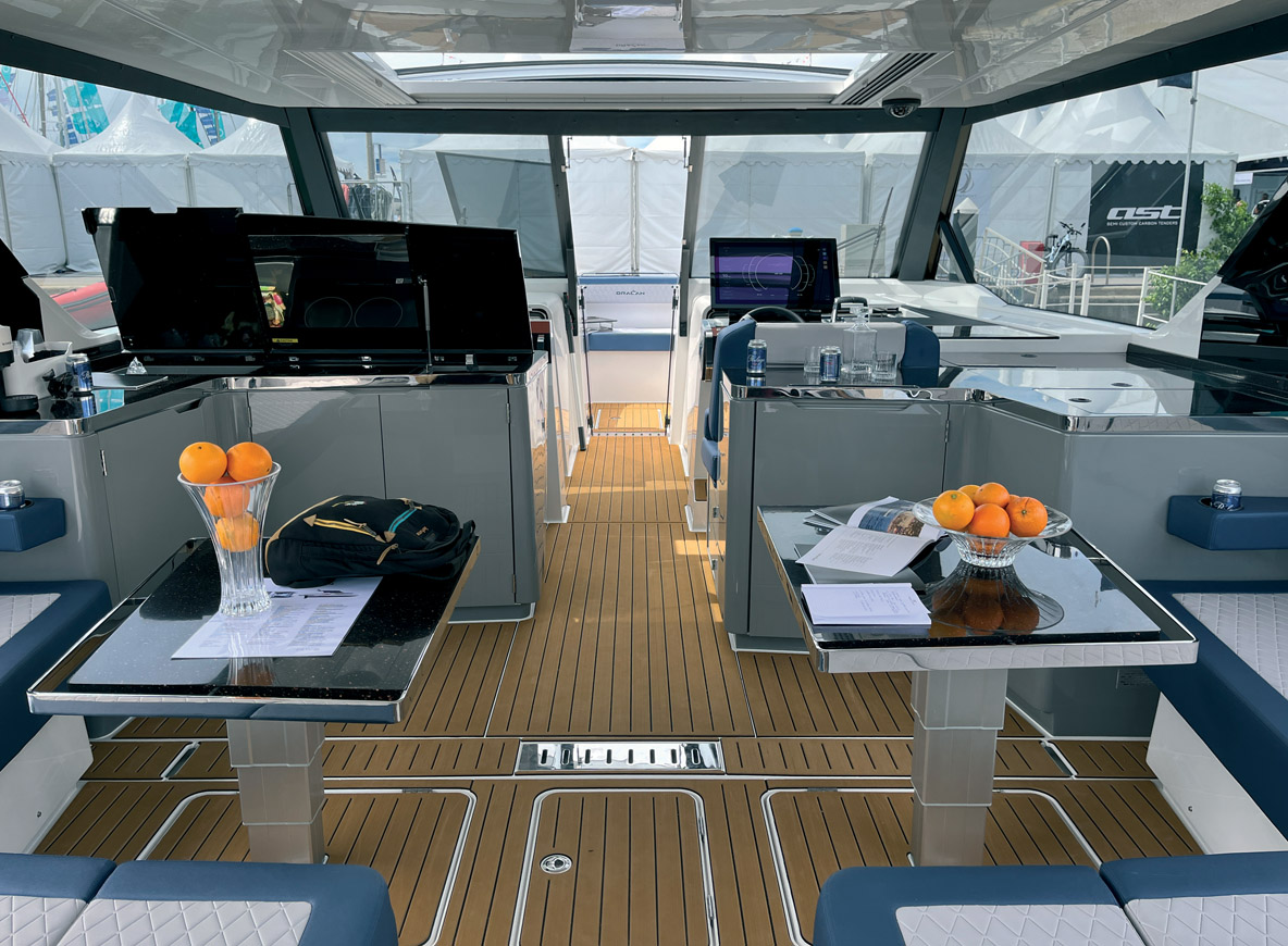 Le passage central dessert tout le pont. Le carré est très vaste car les parois latérales sont repoussées jusqu’au bordé.