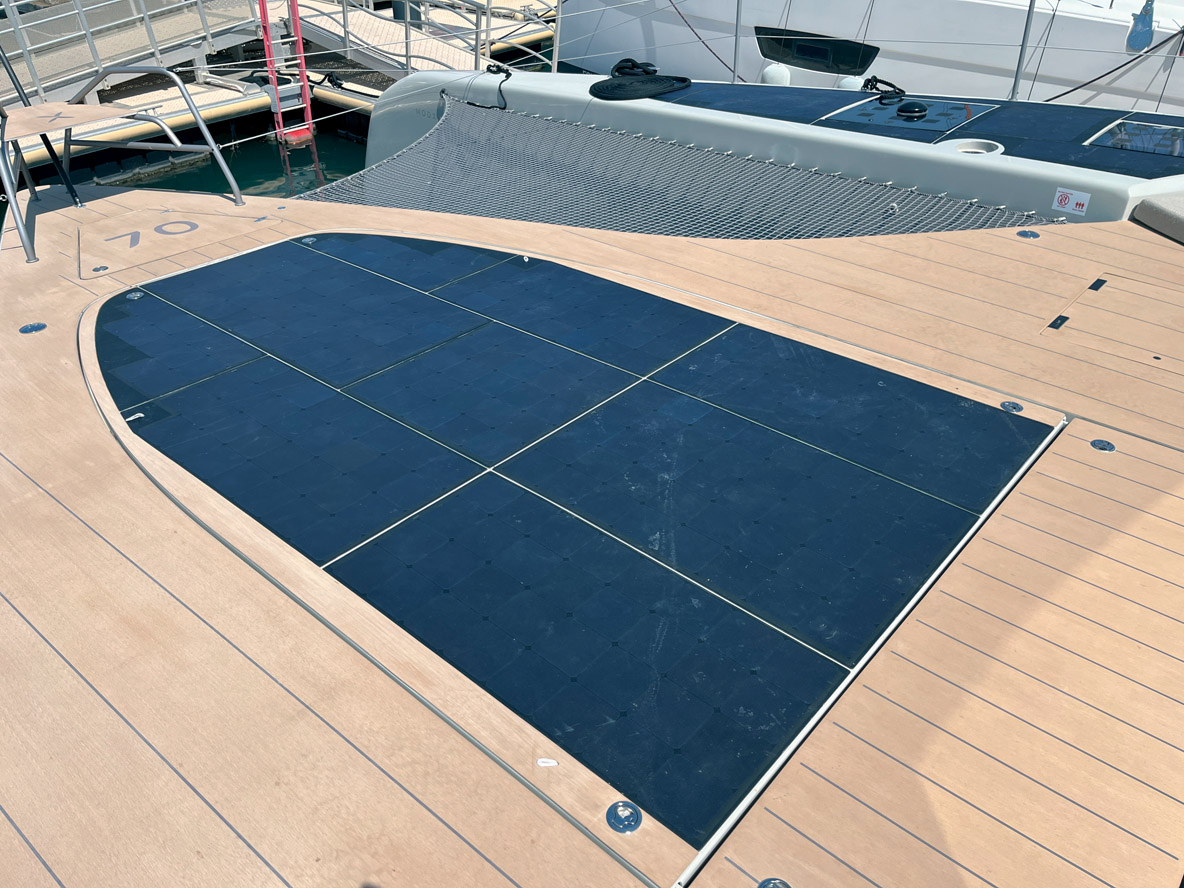 Sous les panneaux solaires de la plage avant, un coffre abrite une annexe Highfield de 3,40 mètres et son moteur électrique Torqeedo de 10 kW.