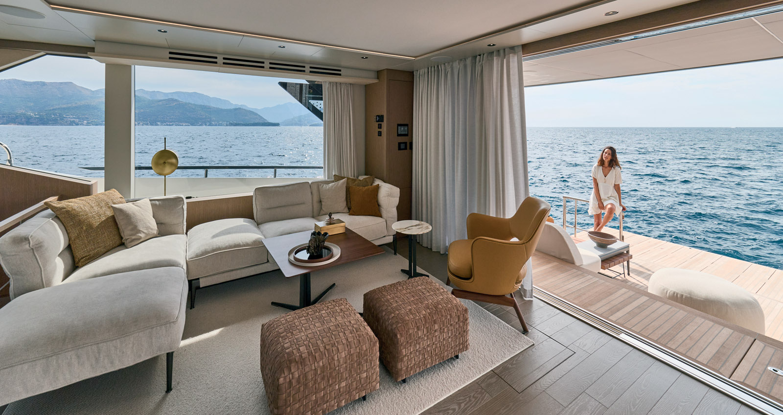 La liaison entre le salon et la terrasse arrière, assurée par une grande baie vitrée, crée une atmosphère très « yachting ».