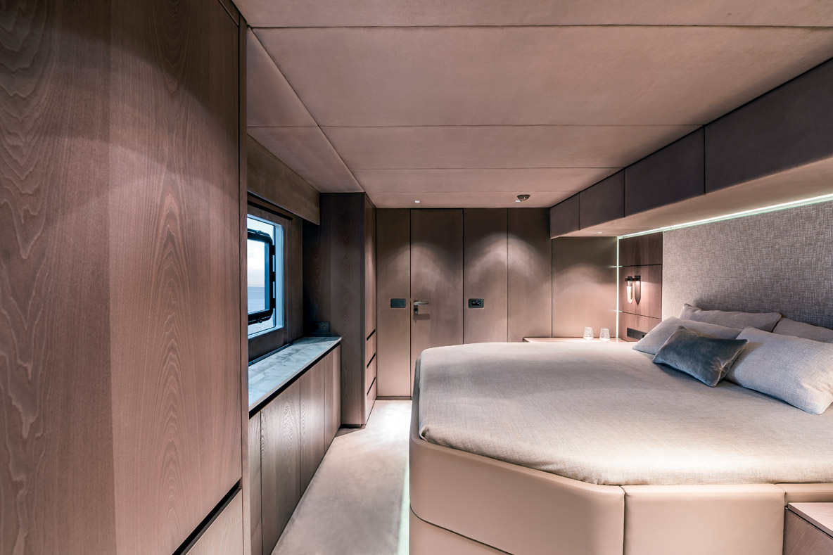 La suite Propriétaire dispense un confort digne d’un palace. La décoration est entièrement sur mesure, respectant le goût de chaque client. Au mouillage, le silence est total, puisque le groupe électrogène peut être coupé.