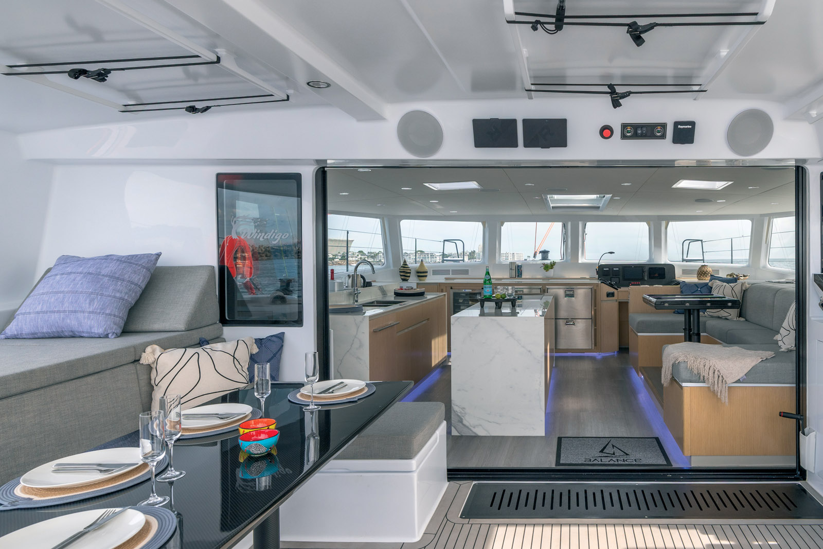 Afin de gagner du poids, beaucoup d’accessoires, comme cette table, sont proposés en carbone – mais cela reste à la discrétion du commanditaire.