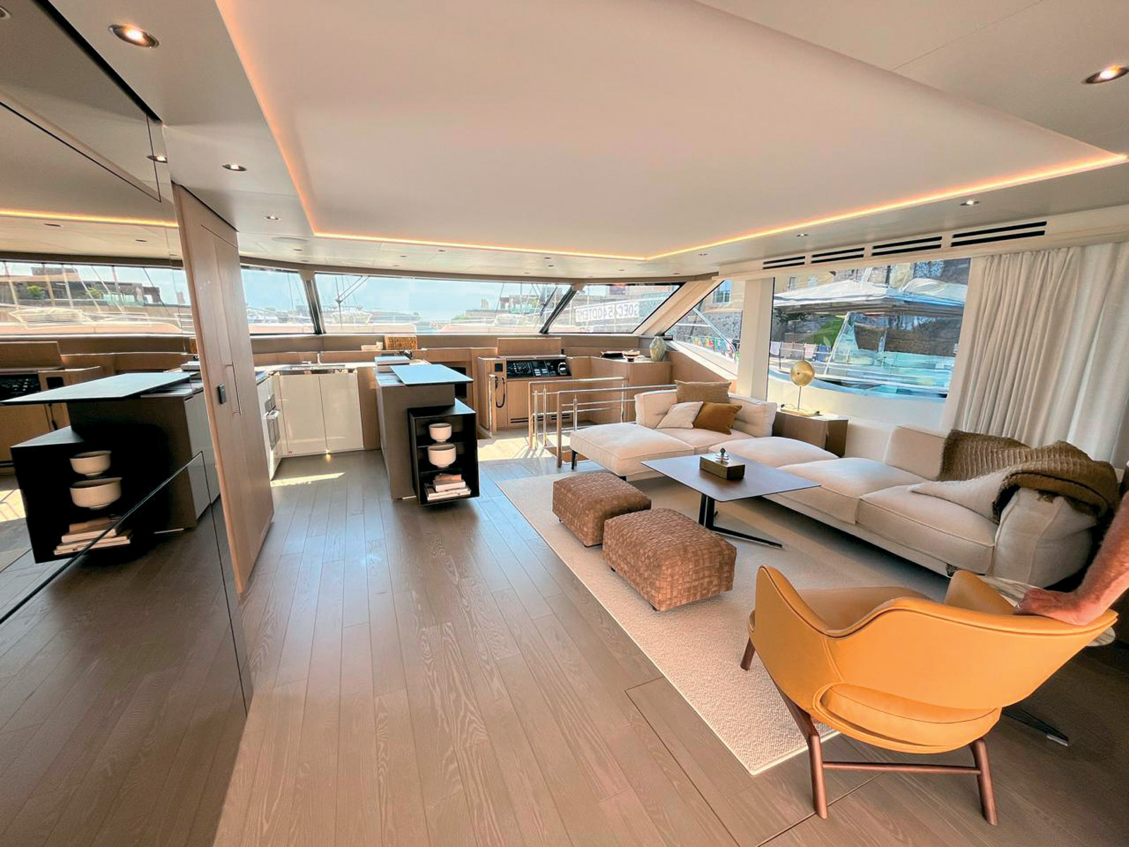 Le salon est traité en véritable lounge ; on peut obtenir une table pour les repas  à la place, mais ce n’est pas justifié, car la table du flybridge est vraiment grande.