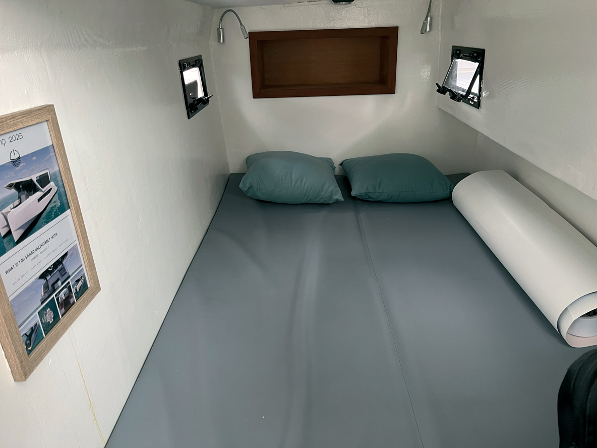 Dans chaque coque, une cabine double est aménagée.