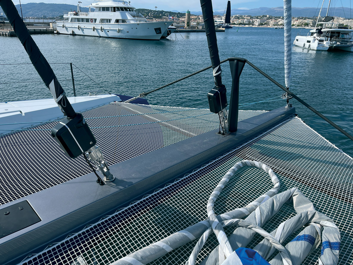 Grande poutre en carbone et martingale en carbone, enrouleur de foc électrique Facnor, trinquette de 20 m² autovireuse : le 55 est conçu pour manœuvrer  efficacement en équipage réduit.