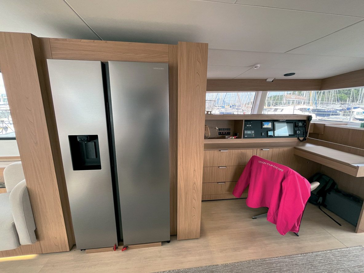 Face à la cuisine, le frigo américain trône à côté de la table à cartes. L’espace bureau permet d’installer un deuxième groupe froid.