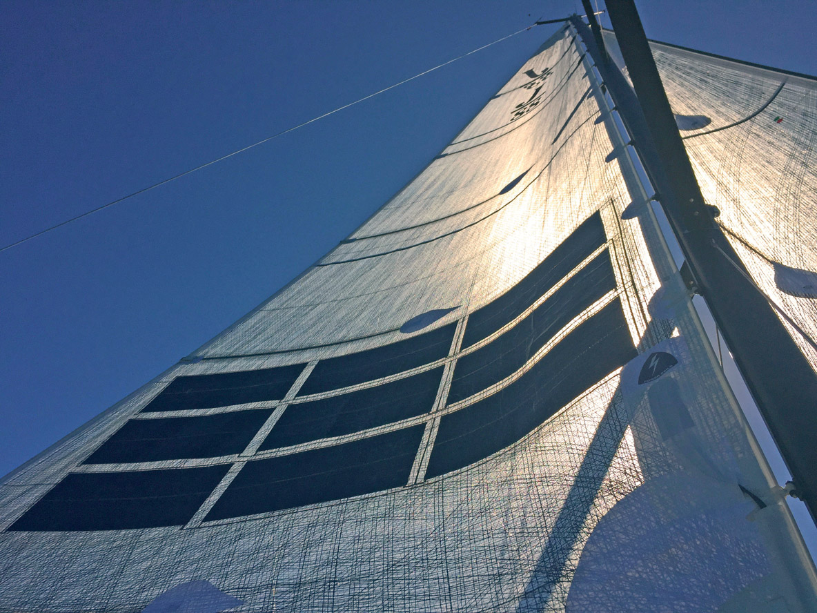 Différentes solutions existent pour les petits multicoques, qui n’ont pas trop de place sur le pont.