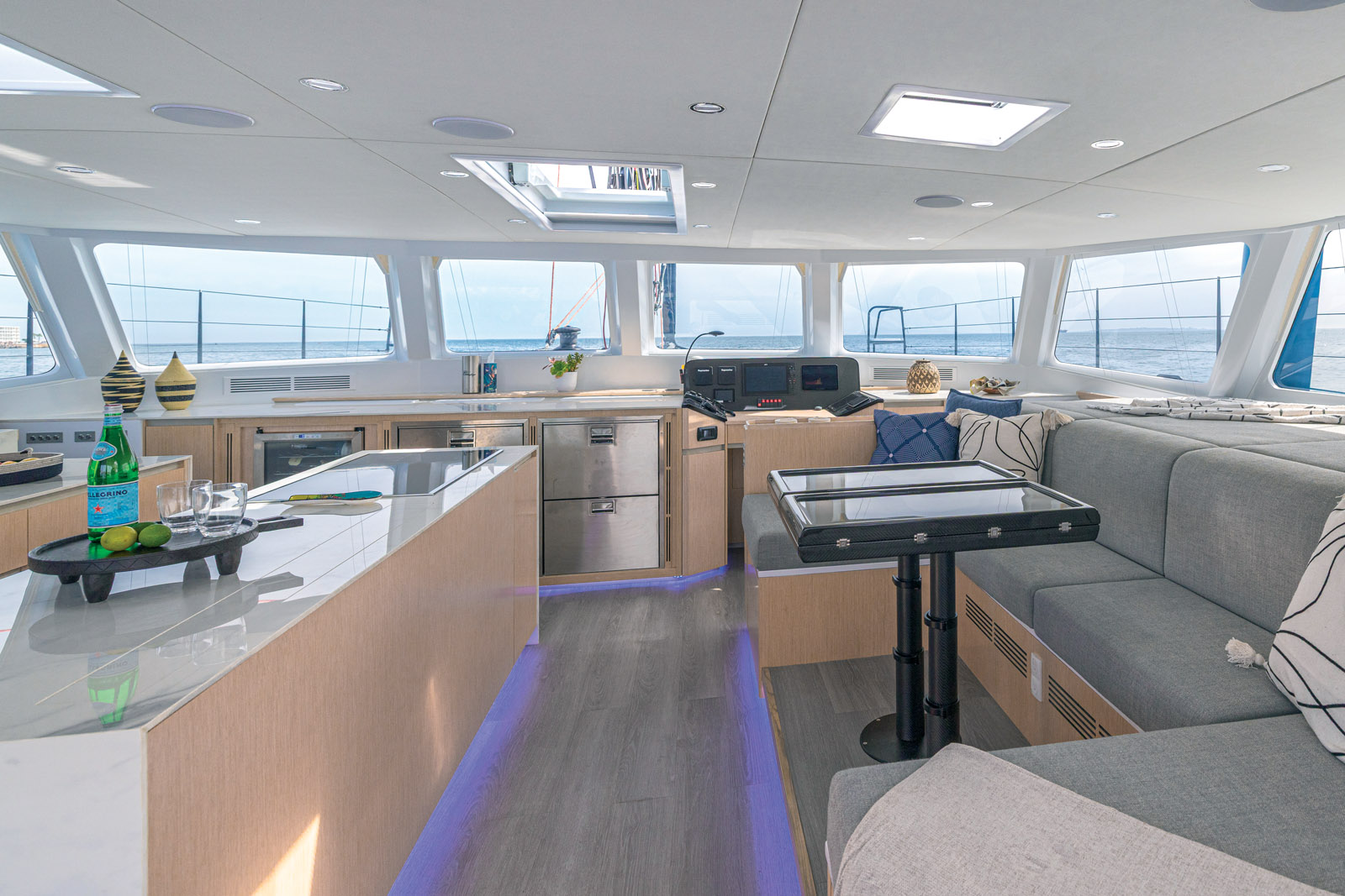 Plusieurs essences de bois sont disponibles afin de créer sa propre ambiance. Les bois clairs comme ici favorisent la luminosité. Les portes de frigos peuvent être  également recouvertes de bois.