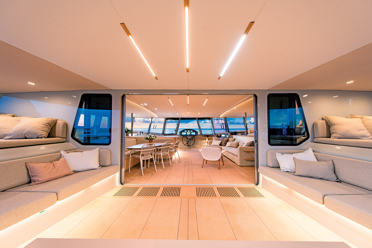 L’ouverture pleine largeur crée un volume saisissant, lequel est renforcé par l’absence de passavants.