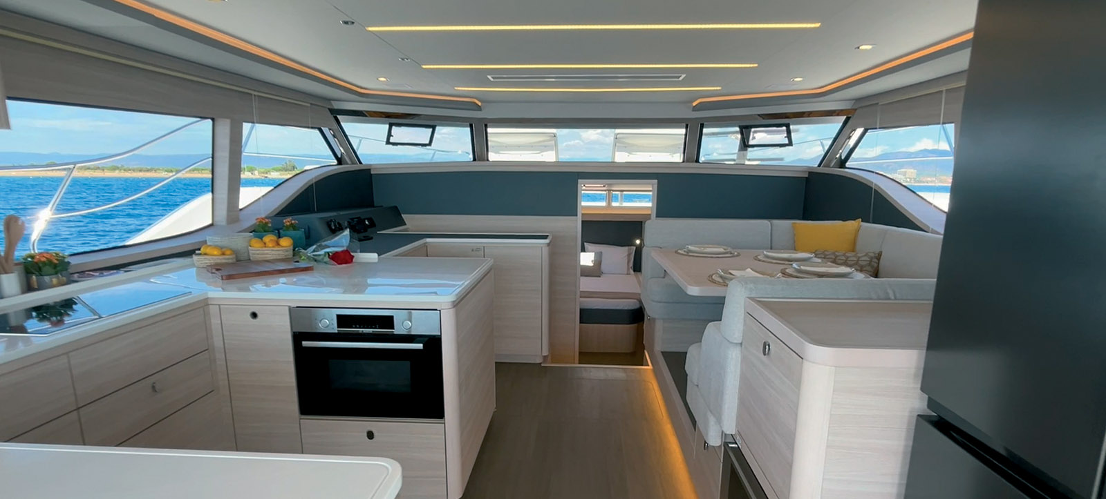 Le salon-cuisine peut prendre ses aises car les deux escaliers d’accès aux cabines latérales sont désormais à l’avant. Le frigo colonne trouve sa place à l’entrée.