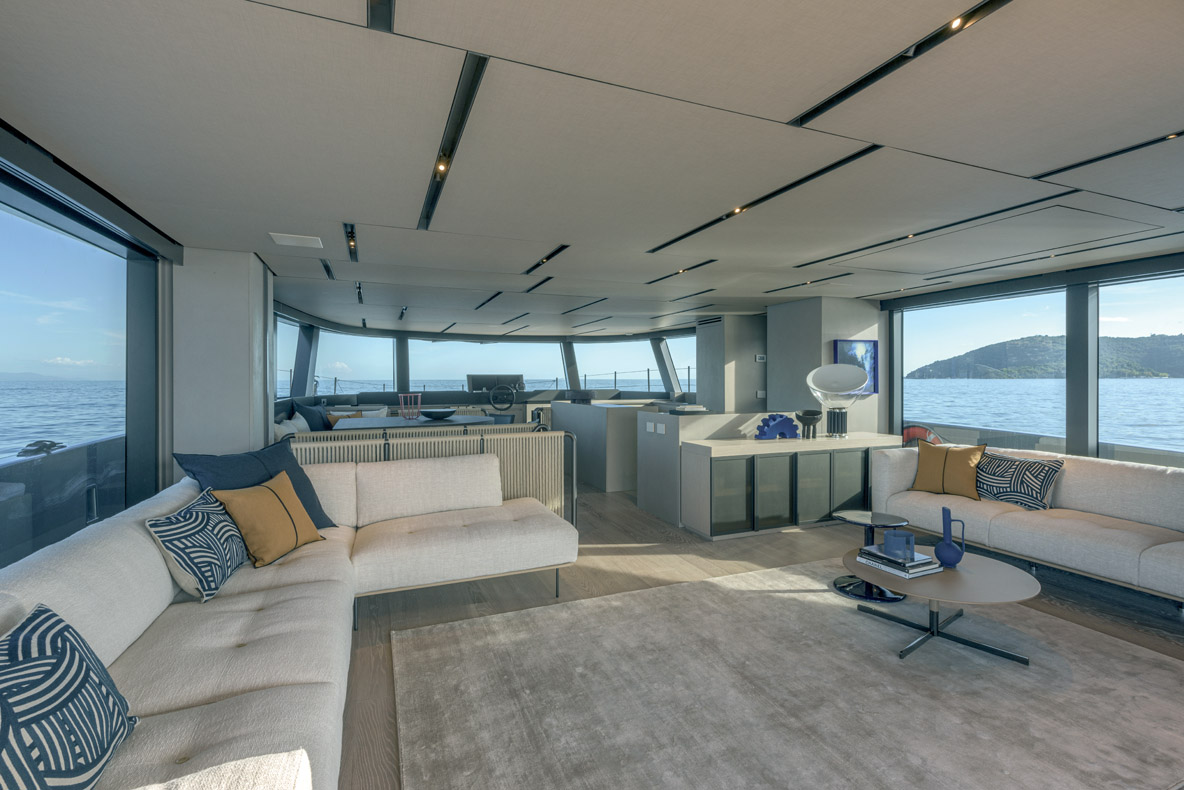 A bord du deuxième modèle, la cuisine s’est invitée sur le pont. Une quatrième cabine est alors possible ainsi qu’un mess pour un équipage plus conséquent.