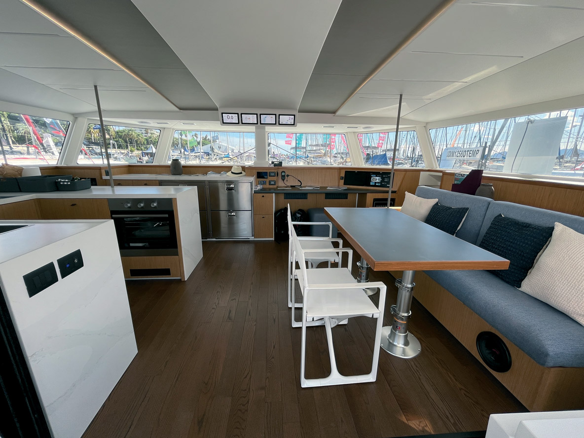 Les finitions et la décoration sont très haut de gamme ; les placages bois adoptent des essences nobles – chêne et teck. Notez les écrans indicateurs jumbo, bien visibles de partout.