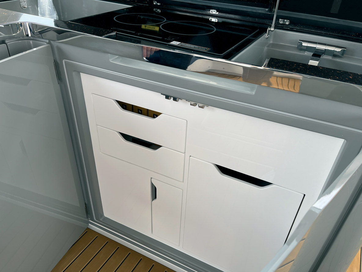 La cuisine est très équipée, avec des rangements compartimentés réellement bien pensés.