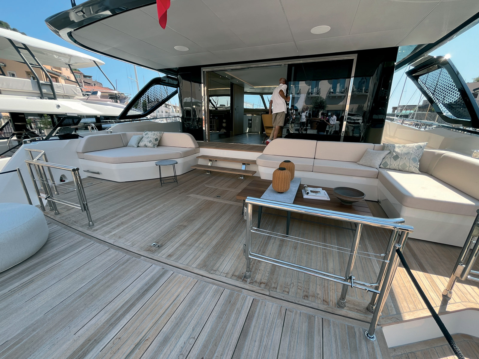 La terrasse arrière est un must, aussi bien au mouillage qu’en navigation. Deux aménagements différents sont disponibles selon les desiderata du Propriétaire.