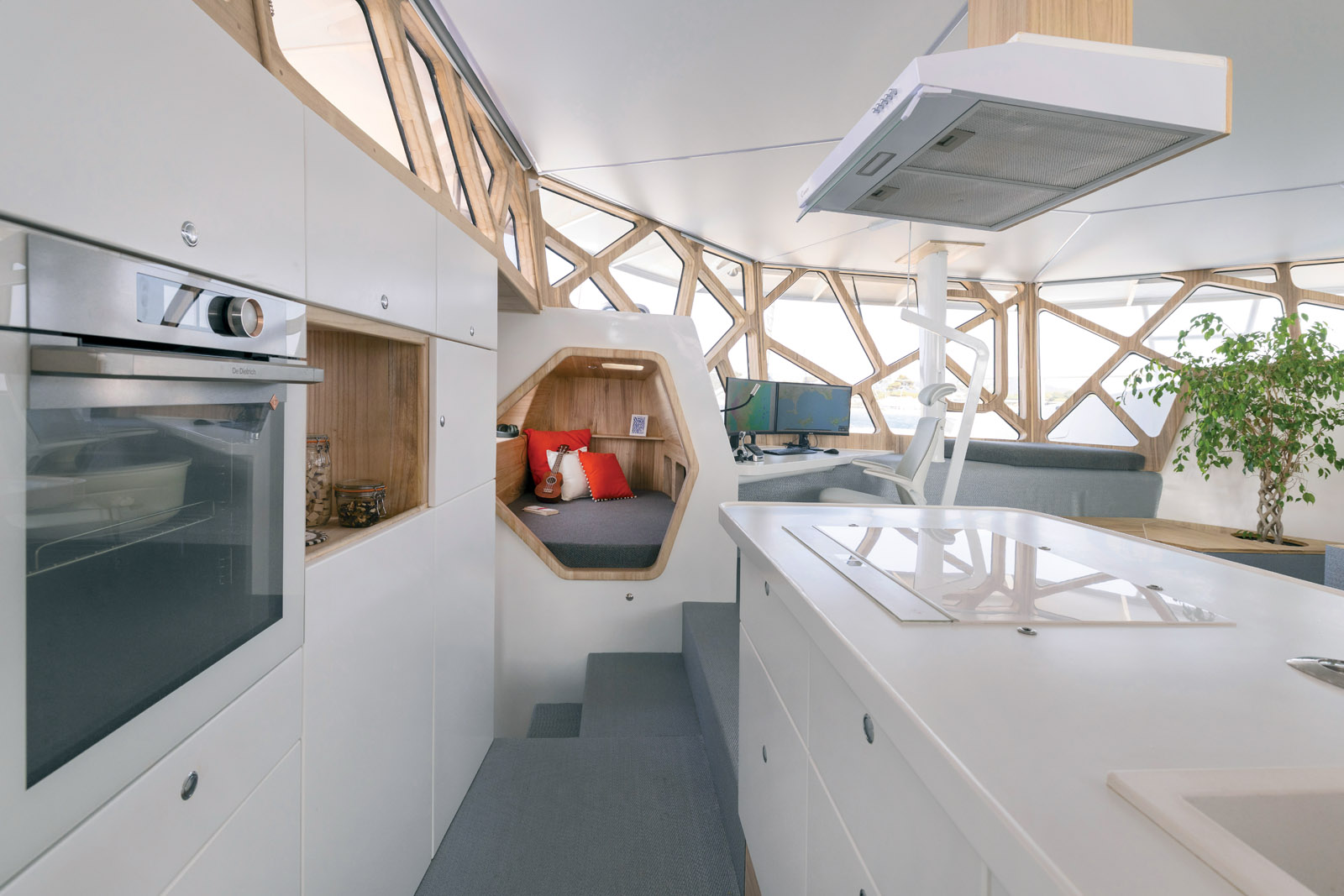 La cuisine avec l’îlot central est digne d’une maison contemporaine. C’est le centre névralgique de la vie du bord !