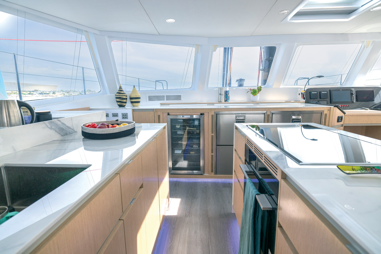 La cuisine en coursive est de loin notre préférée, même si elle est un tout petit peu étroite. Elle est par contre super équipée.