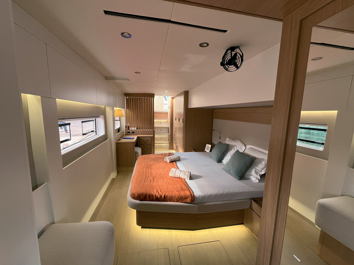 La cabine Propriétaire est traversante avec deux entrées. En bas de celle qui vient du cockpit, les WC séparés s’avèrent pratiques. Côté couchage, c’est format king size de rigueur, et on note une finition plus haut de gamme des boiseries et des vaigrages comparée à celle des précédents Bali.