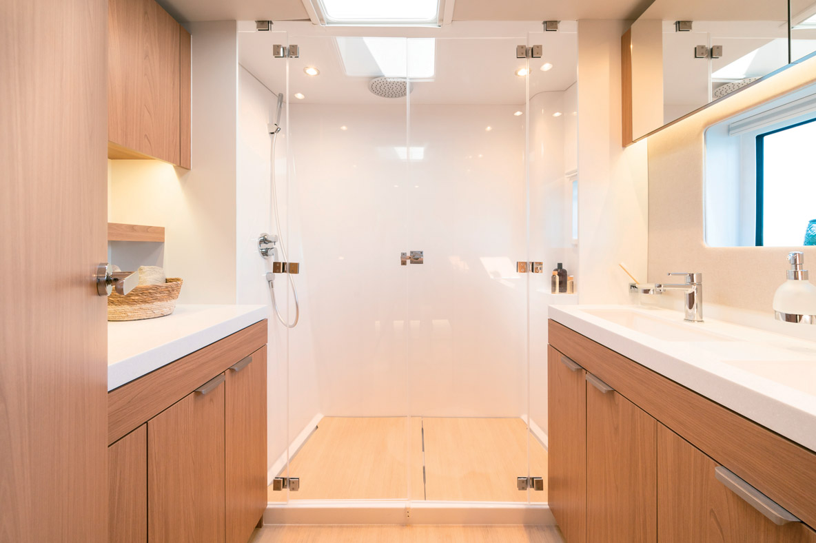 La salle de bains de la cabine Propriétaire est très grande, avec  une belle douche à l’italienne. Ici encore, on peut compter sur de nombreux rangements.