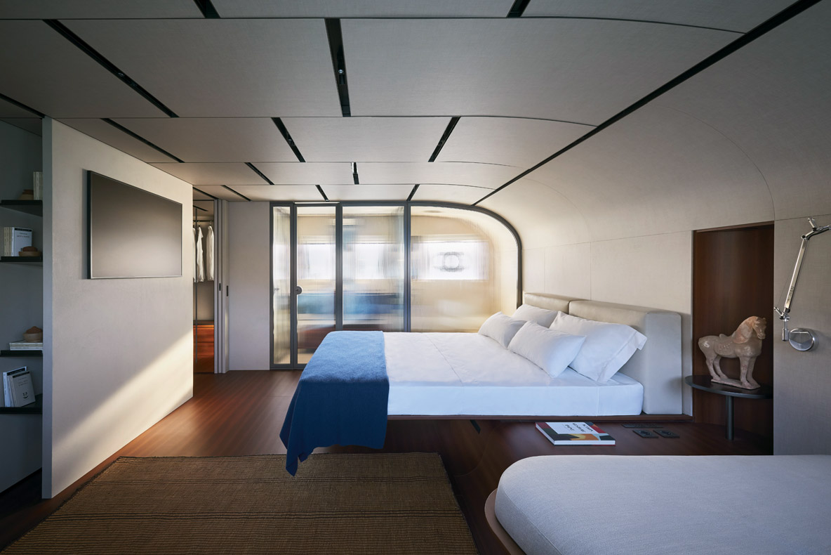 La cabine Propriétaire à l’avant est full beam. Le plafond arrondi fait penser à une cabine  de jet privé.