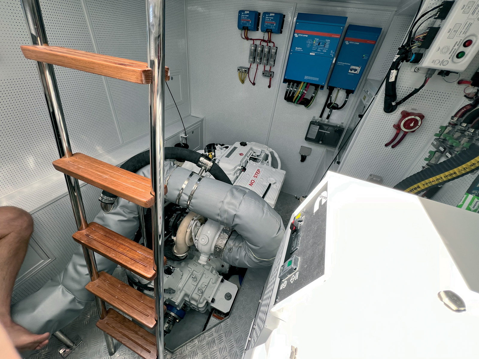 Mis à part la contrainte de gérer deux moteurs au lien d’un (en ce qui concerne les catamarans), l’entretien d’un multicoque ne coûte pas beaucoup plus cher que celui d’un monocoque.