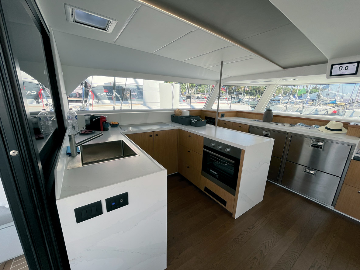 La cuisine en U est spacieuse et très complète. Les plans de travail sont réalisés en Stilestone – 94 % de quartz naturel + 6 % de résine hydrofuge. D’autres versions d’agencement sont possibles, notamment avec un îlot central qui dégage un peu plus l’accès aux frigos à tiroirs.