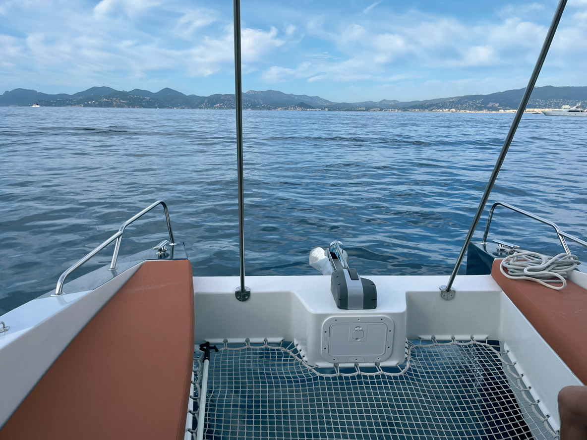 Le cockpit avant est pourvu de belles méridiennes, mais le filet ne rend pas l’accès très sécurisant.