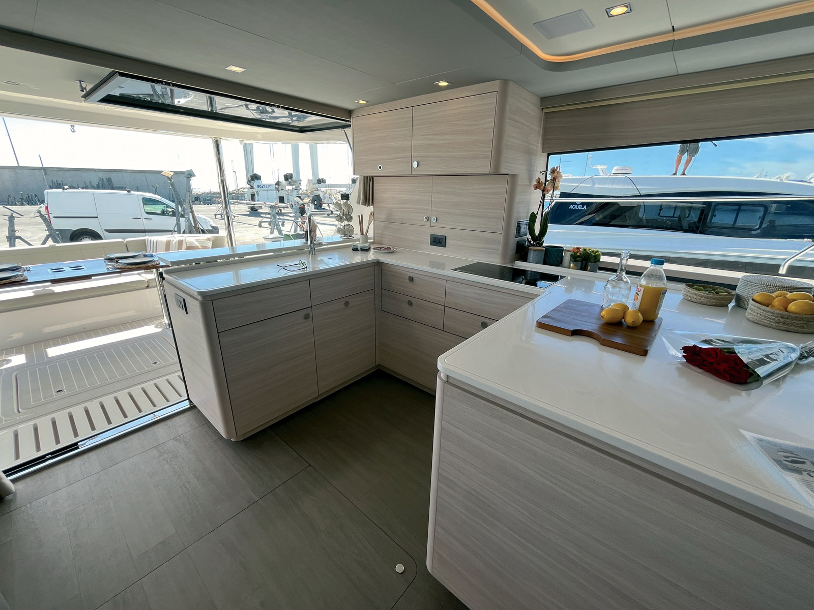 La cuisine en U présente une surface de travail impressionnante. Juste en dessous, on peut installer tout l’électroménager souhaité.