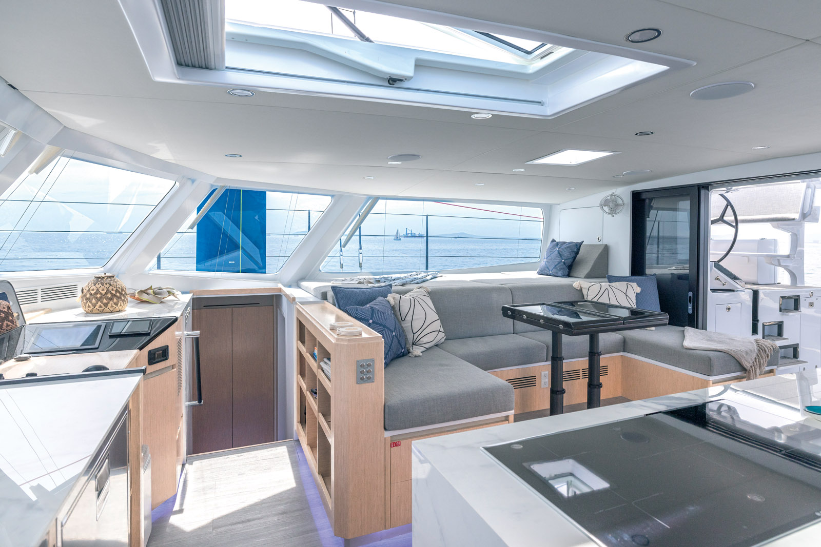 La table pour prendre les repas est rehaussée sur une estrade qui permet de bénéficier d’une vue imprenable sur le plan d’eau - c’est essentiel quand on mange à 15 nœuds !