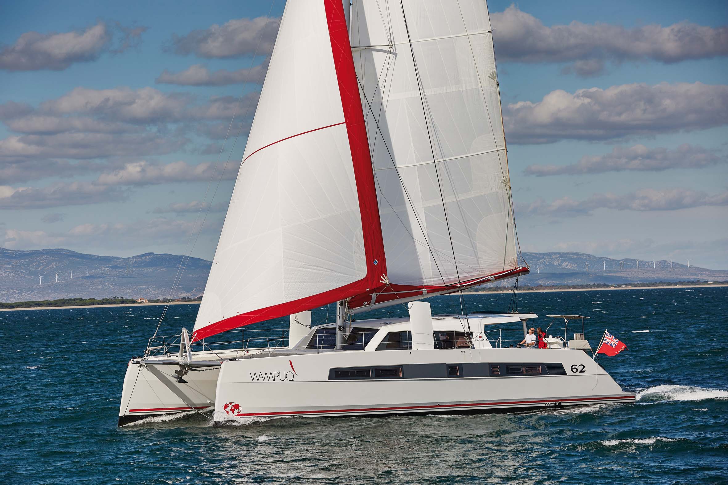 Le 62' ne recherche pas l'habitabilité maximum (la nacelle est celle du 59'), mais il profite du mètre supplémentaire pour optimiser les qualités dynamiques et le centrage des poids.