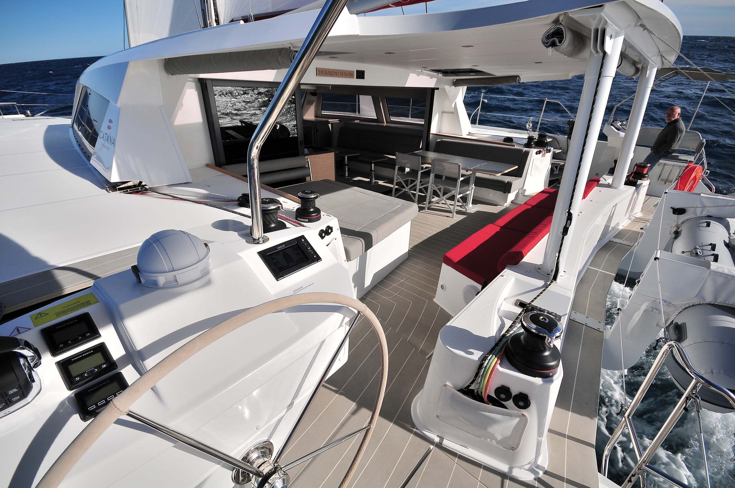 La zone de navigation fusionne agréablement avec le cockpit et le salon de pont. Remarquable !