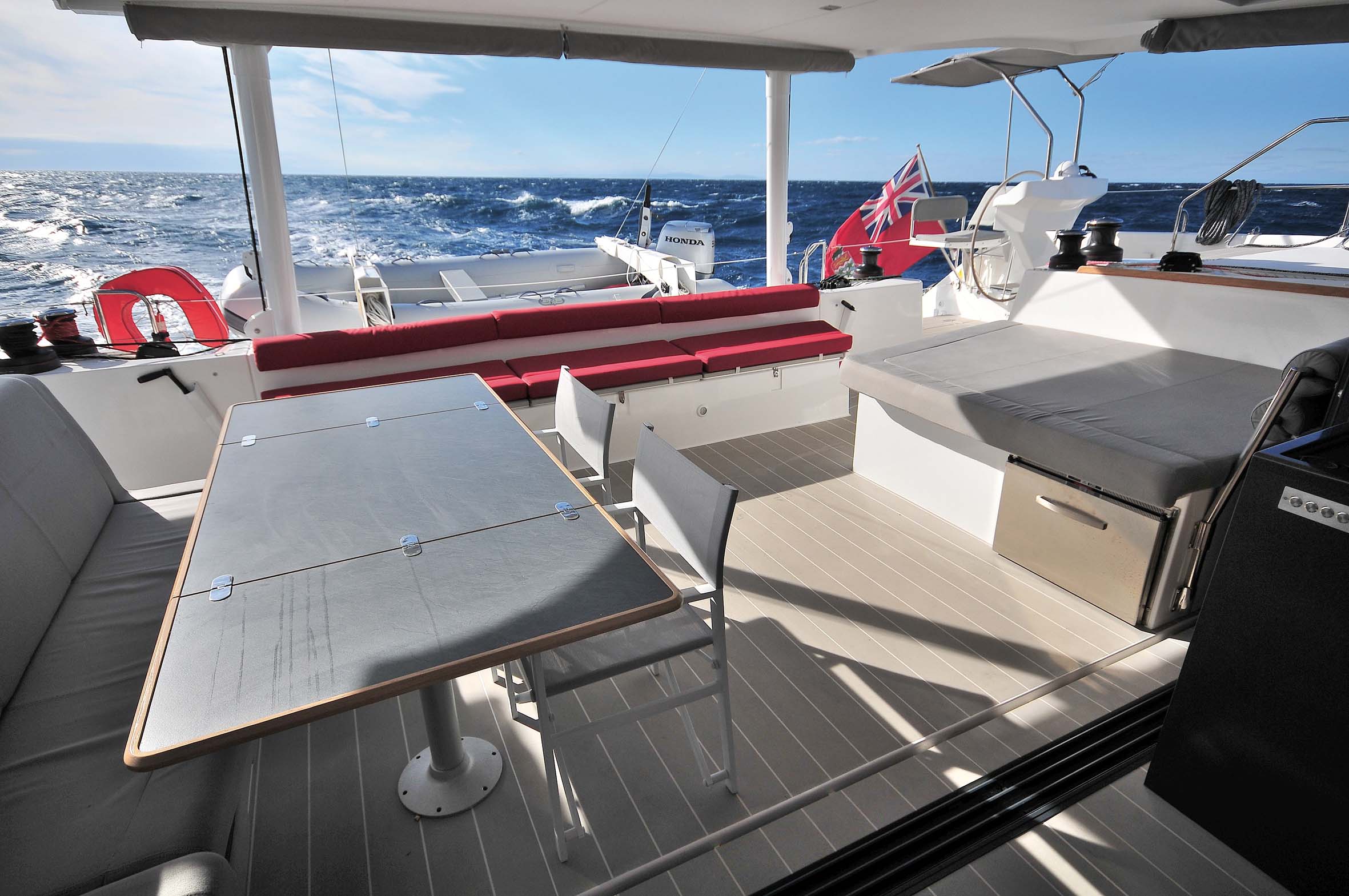 Même en conditions de navigation soutenues, le confort du 62' reste absolument convaincant.