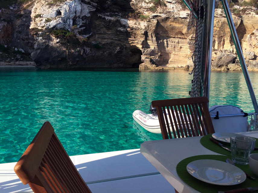 Destination Baléares : eau turquoise autour du catamaran