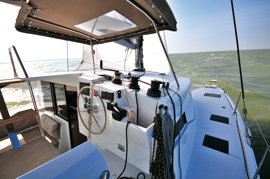 Essai catamaran Lucia 40 Fountaine Pajot poste de barre