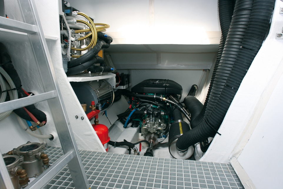 Examen du moteur du voilier d'occasion