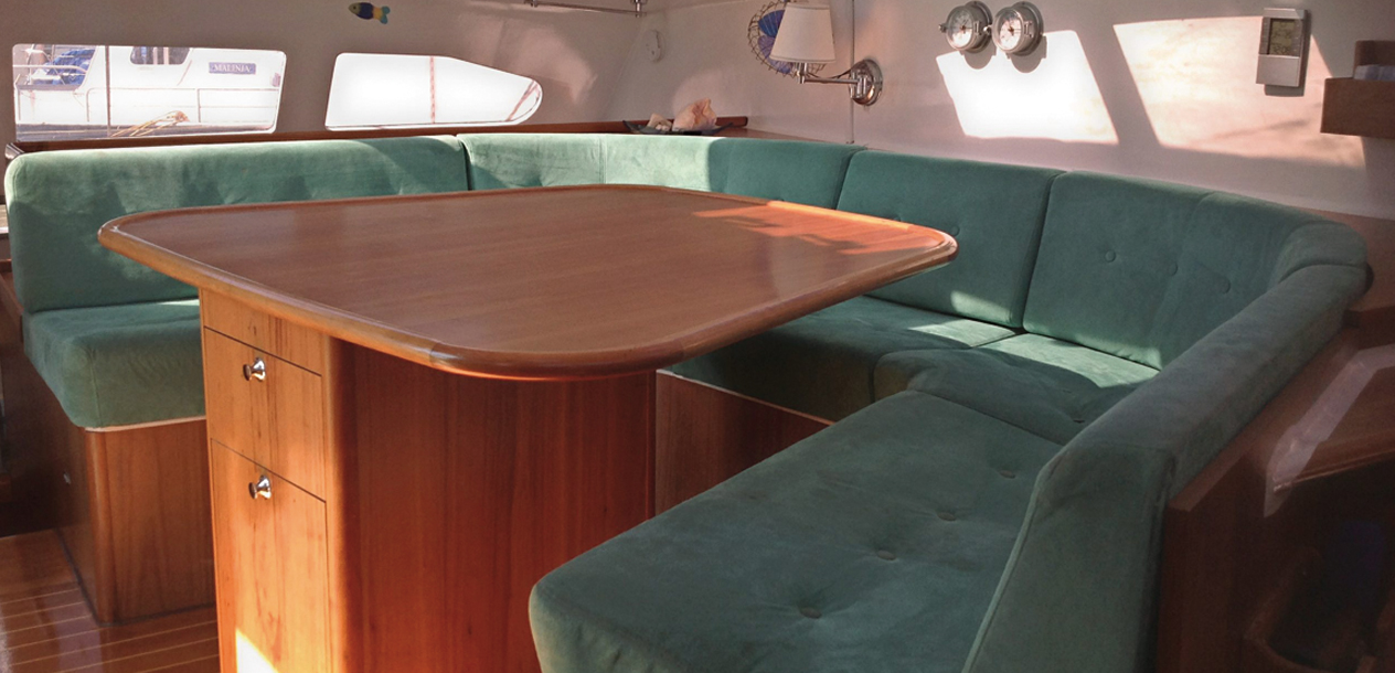 The saloon is pushed to the very front of the nacelle; with three extra stools, 7 or 8 people can be accommodated.