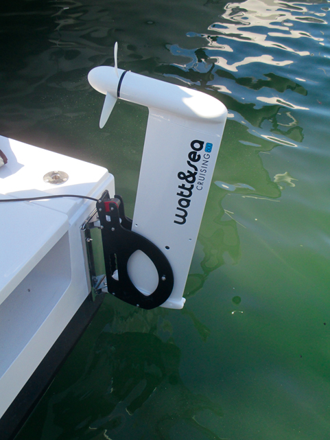 Hydro-generator : a solution for autonomy on catamaran