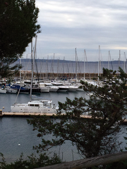 Naviguer permet aussi de rencontrer des gens et de profiter pleinement de son catamaran