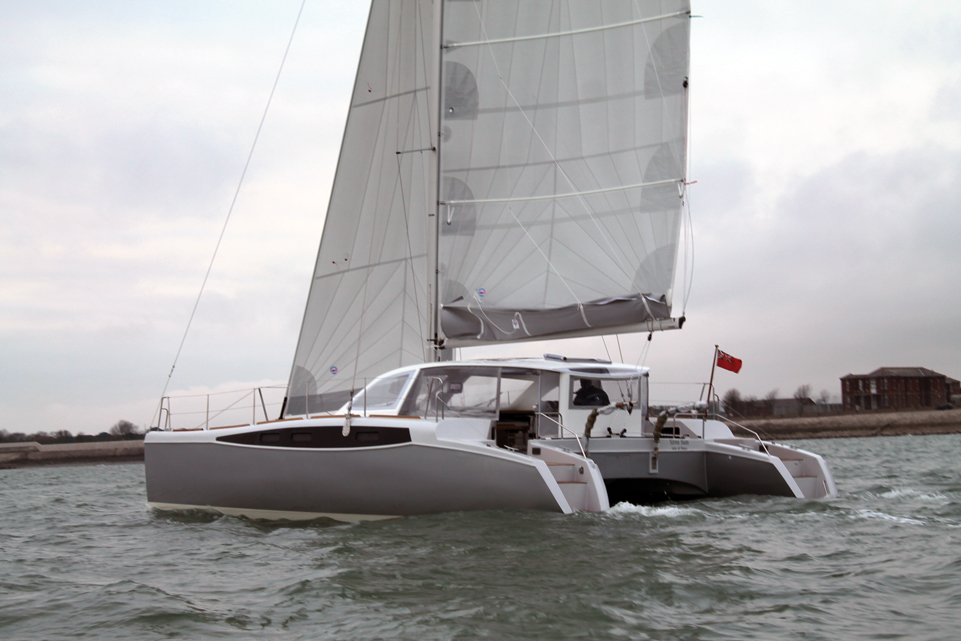 Le solent autovireur facilite les manœuvres, et masque a minima le champ de vision du barreur