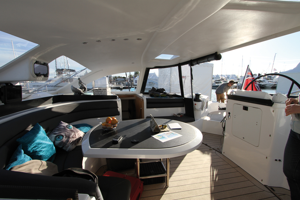 Plusieurs déclinaisons d'aménagements existent. En option, le carré est convertible et se transforme en couchette double – ou coin télé…