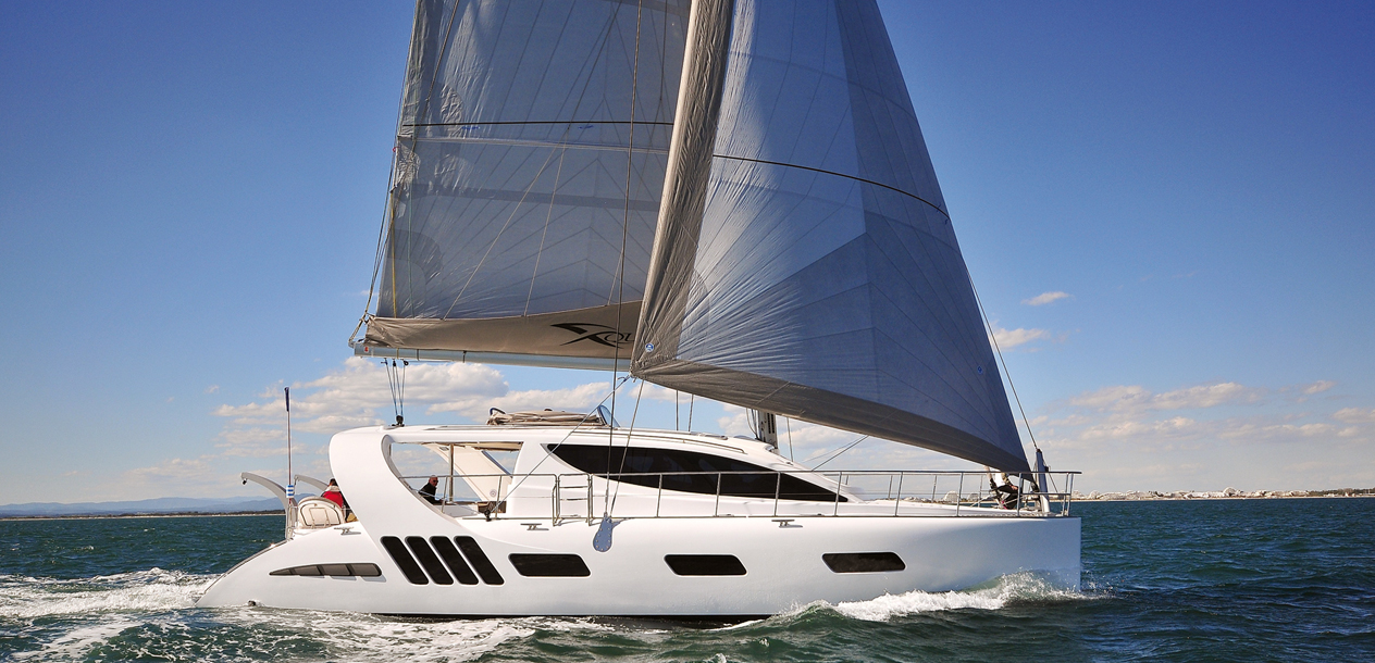 The X5 is a clever boat: the coachroof is equipped with a rainwater collection system...as well as robust handrails.